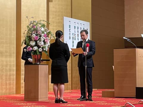 2023年度入社式画像 辞令の授与