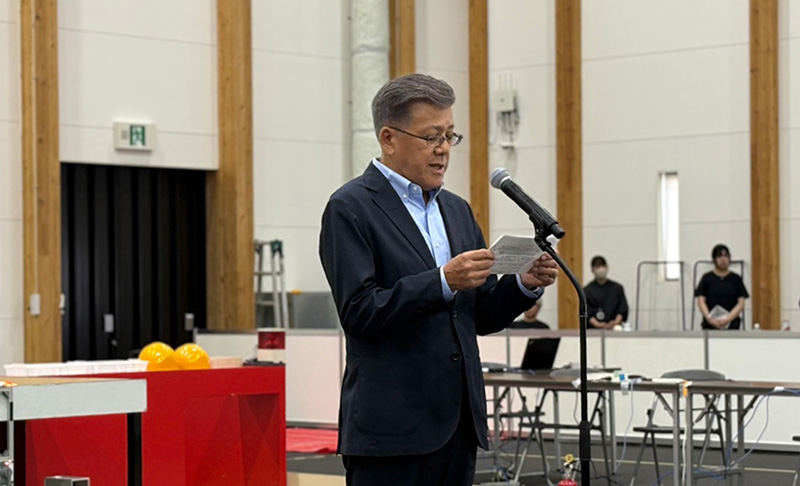 「レスキューロボットコンテスト2025」競技会予選にて大会挨拶をする二宮